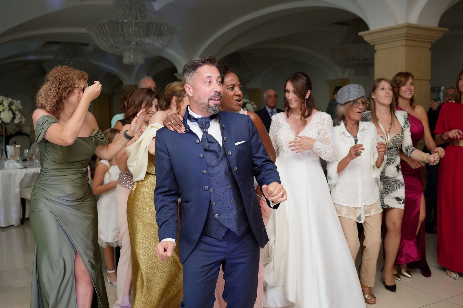 Alessandro and Mariangela celebrating with their guests in the reception hall at Villa Vittoria, Boscotrecase.