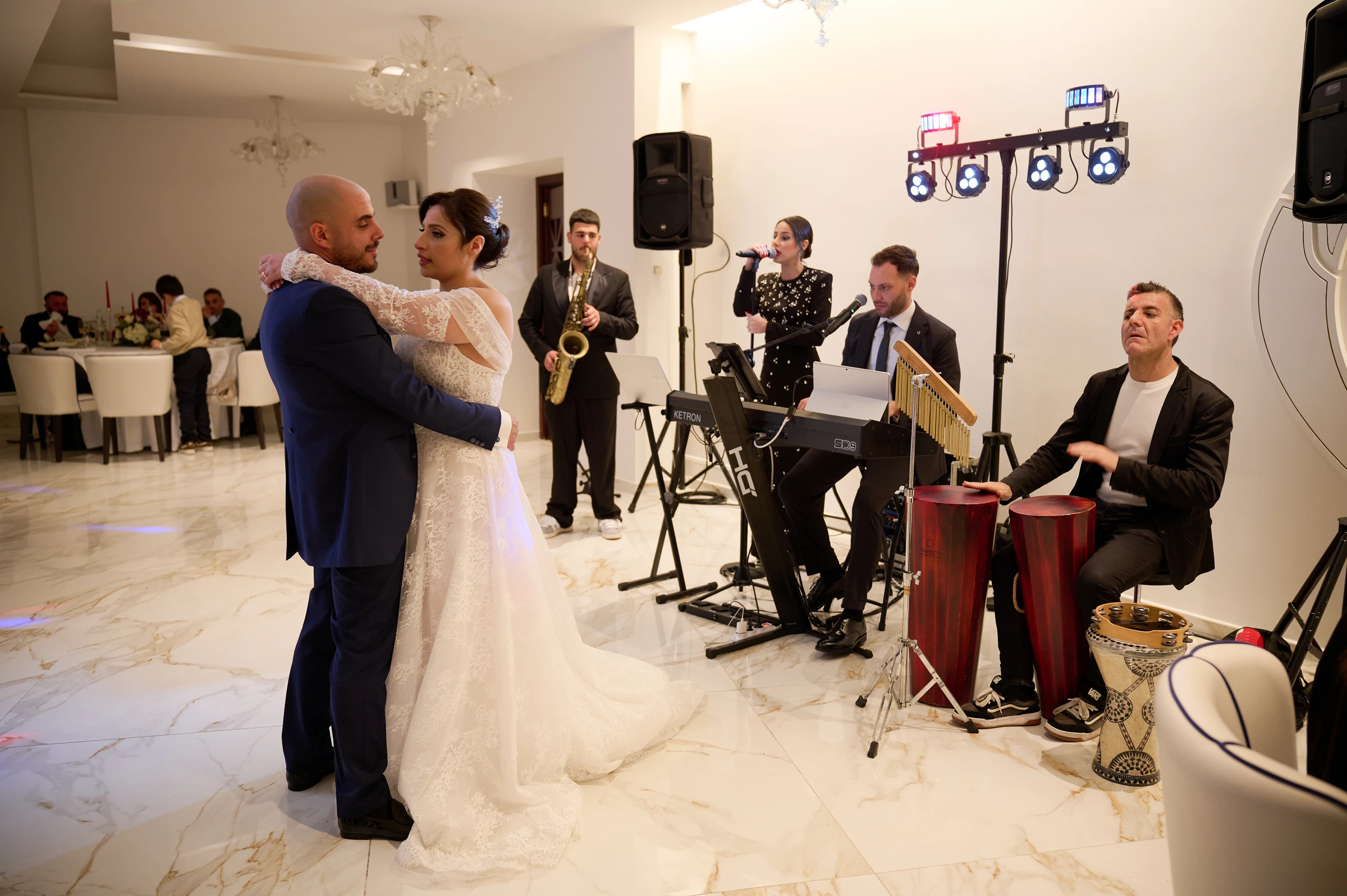 Ciro and Rosa dancing beside the live musicians during their wedding reception at Le Rocce in Agerola.