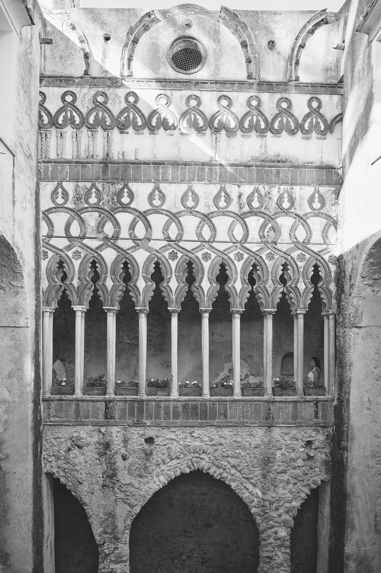 Black and white view of the arches and columns of the cloister at Villa Rufolo in Ravello.