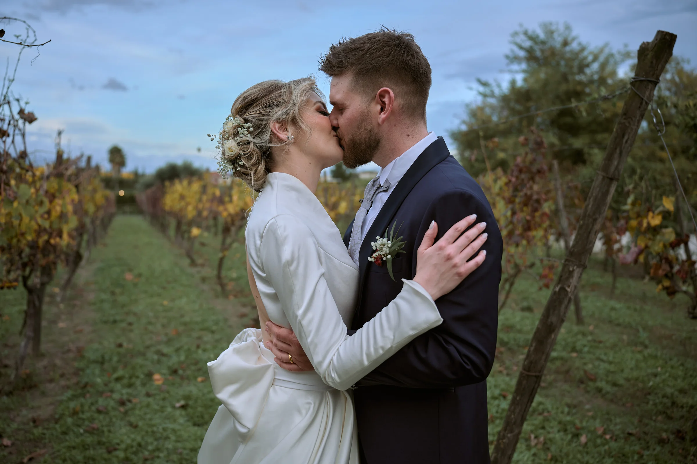 Matteo and Clementina kissing among the vines at Bosco de’ Medici in Pompei.